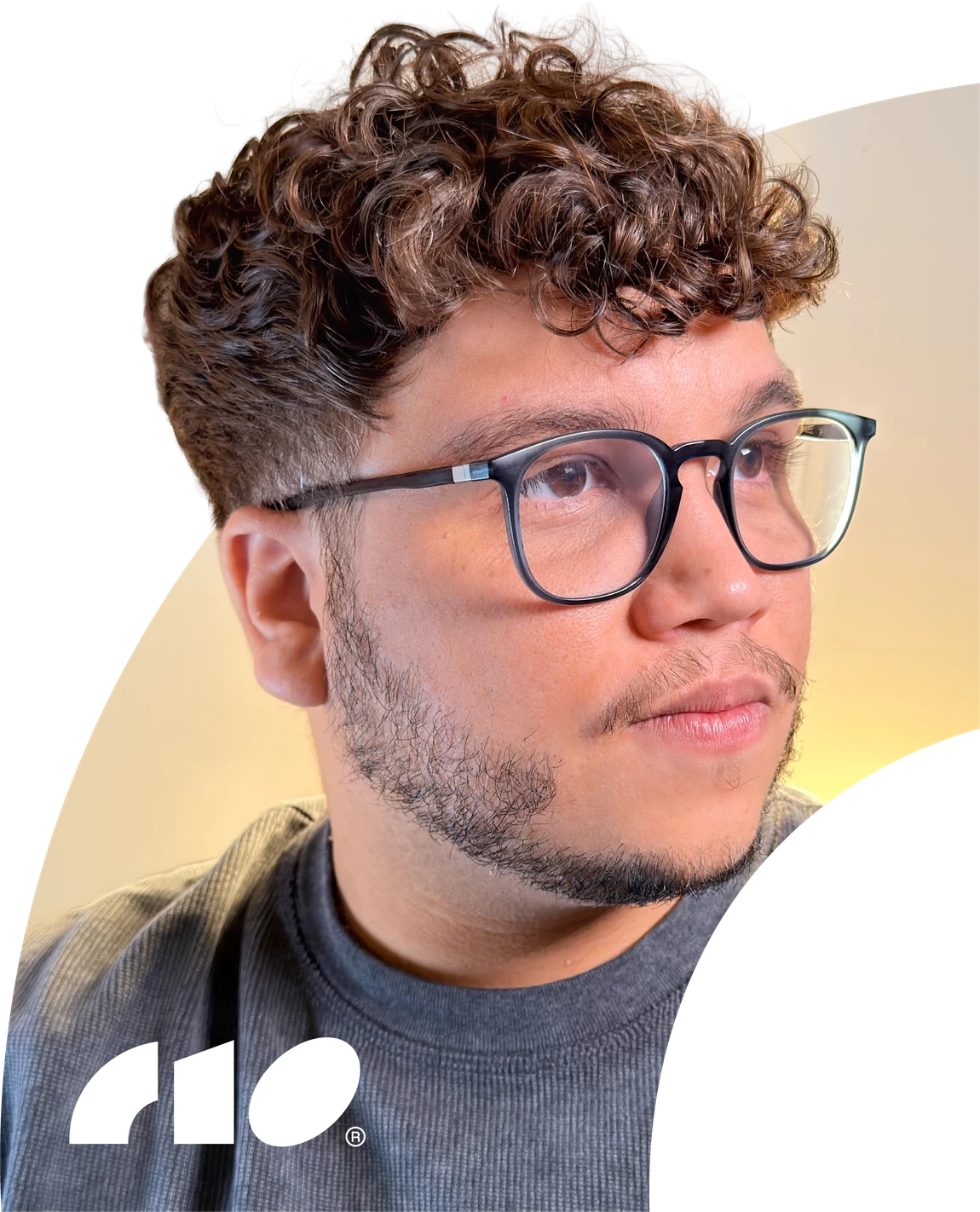 Retrato de Jesús Ríos Graterol, diseñador gráfico, publicista y director creativo, fundador de RIO Creative Haus